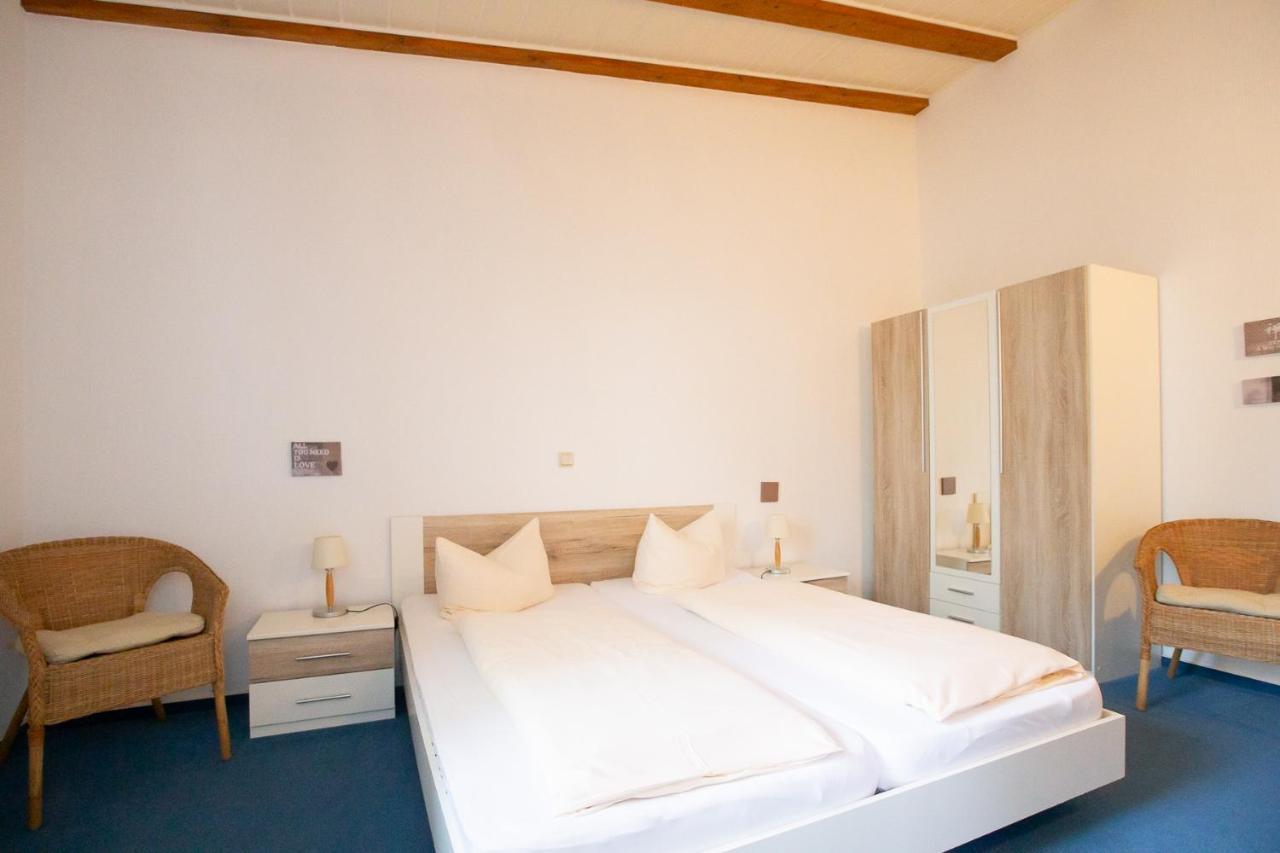 Hotel Schlosshof Dolgesheim Exterior photo