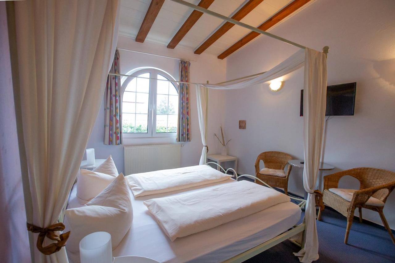 Hotel Schlosshof Dolgesheim Exterior photo